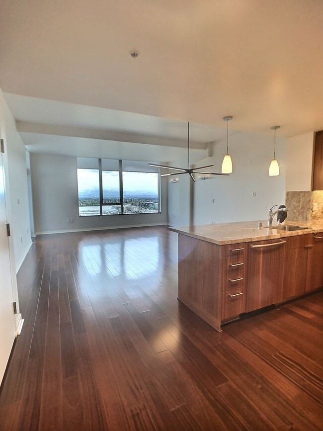 Building Photo - 20th Floor Spacious 3 Bedroom Condo with Den Unit 2007