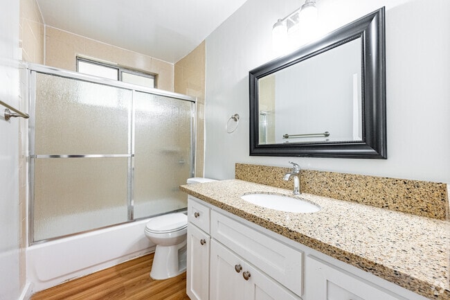 1BR, 1BA - 720SF - Bathroom