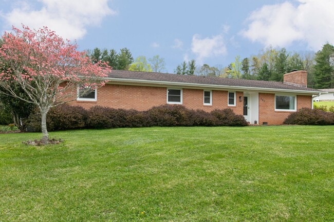 Photo - 3BR/2BA Home with Detached Garage – Fletcher, NC