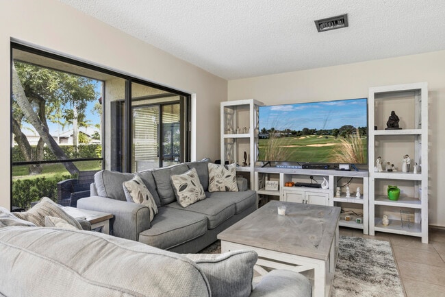 Photo - 15 Lexington Ln E Unit B