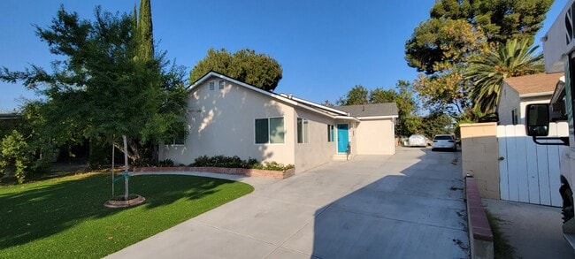 Building Photo - 6460 Mary Ellen Ave Unit 6460 -1