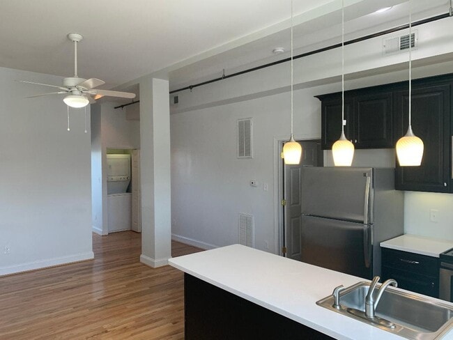 SALA PRINCIPAL - 1103A N Arthur Ashe Blvd Unidad B