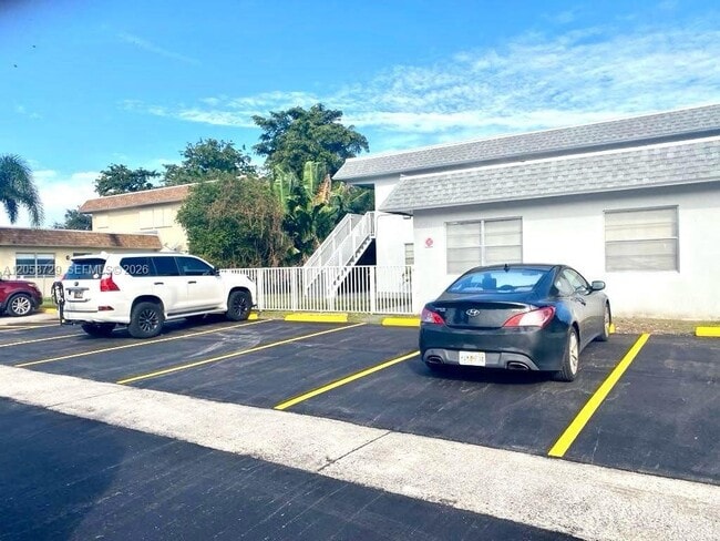 Building Photo - 6201 SW 37 Ct Unit 1A
