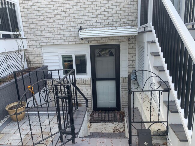 Entrance rear - 36 Summer St Unidad Rear