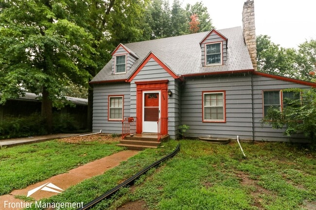 Building Photo - Awesome 5 Bedroom home near campus and Agg...