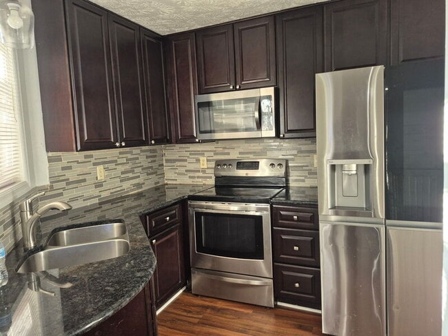 Photo - 1004 Brookhollow Dr