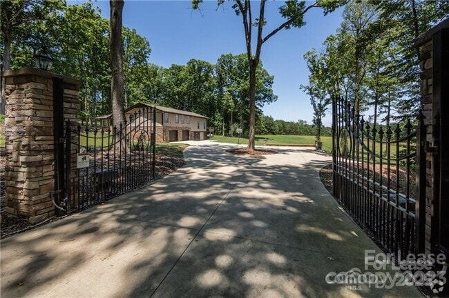Building Photo - 8511 Viking Dr Rental