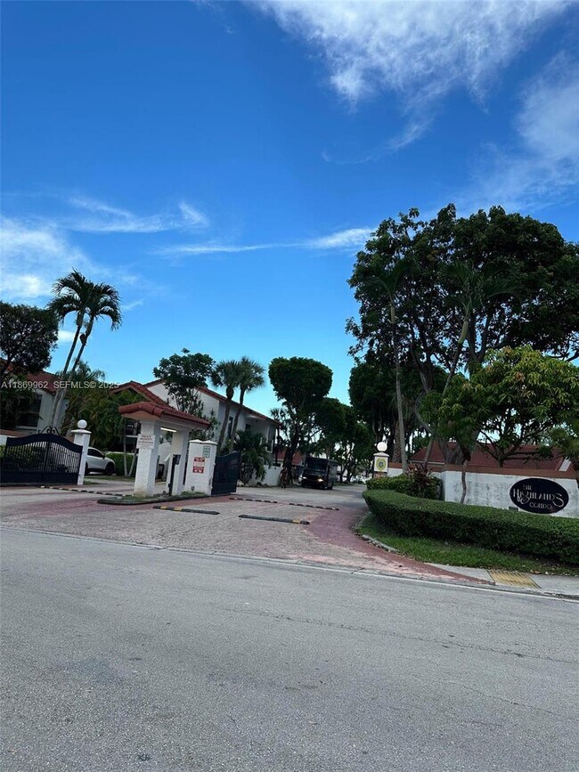 Building Photo - 7555 SW 153rd Pl Unit 206-10