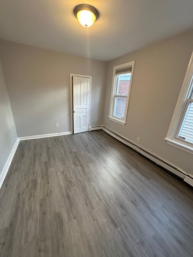 Building Photo - 35 N 10th St Unit B