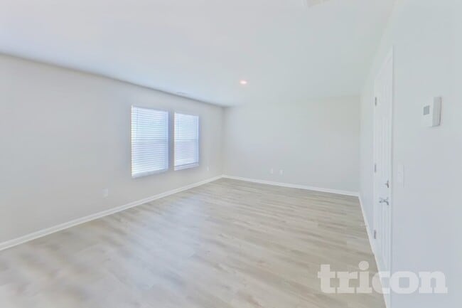 Photo - 542 Springtime Ln