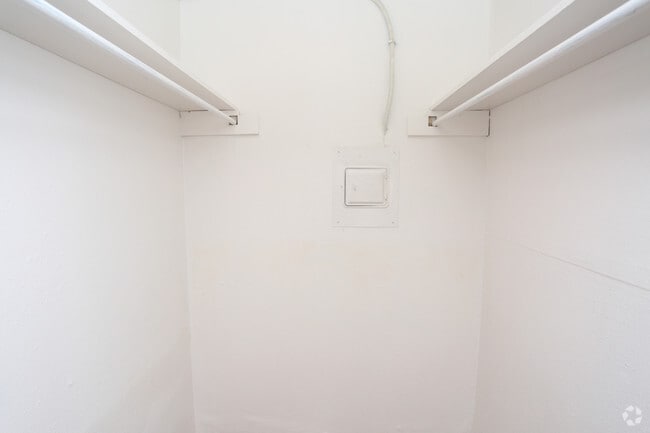 1BR, 1BA - 750SF - Walk-In Closet