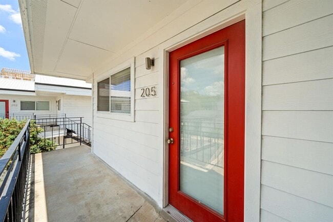 Photo - 1313 E 52nd St Unit 205