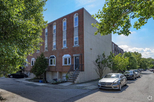 Building Photo - 2822 Ogden St Rental