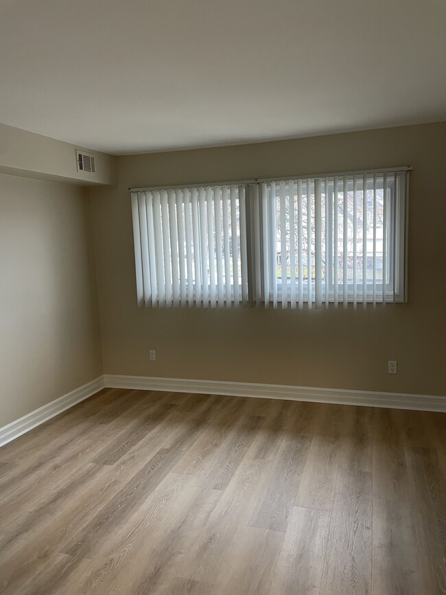 Main floor bedroom - 2872 Davison Ave Unit 2872
