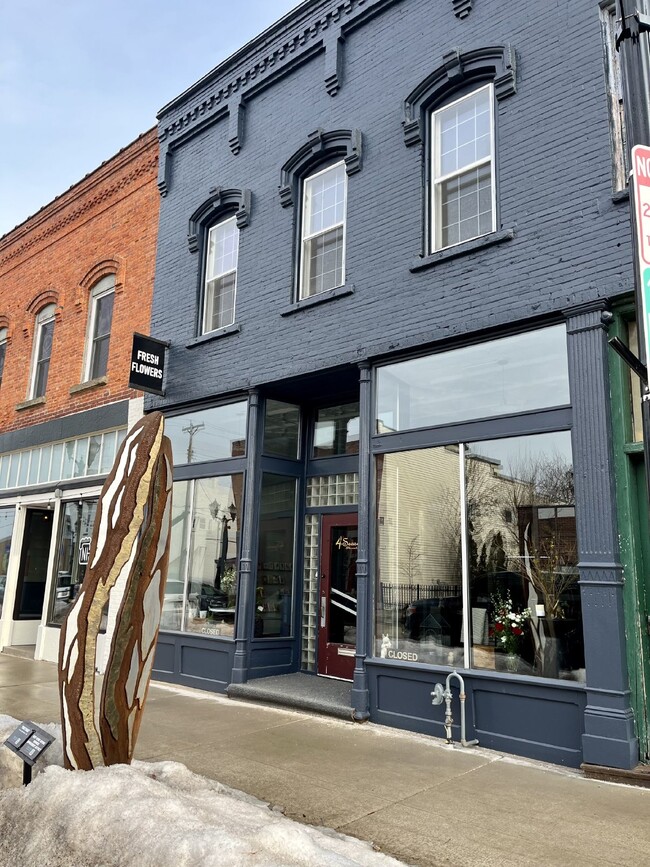 Building Photo - 3 Bed 1 Bath overlooking historic Grand Av... Rental