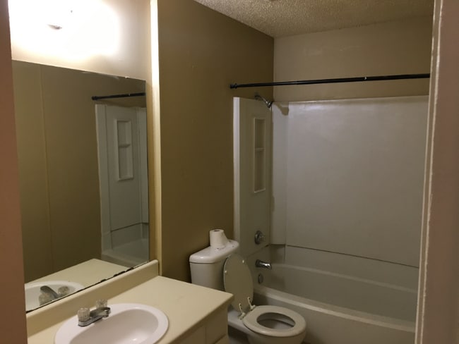 Photo - 7528 Oak Chase