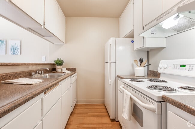 2BR, 2BA - 1016 SqFt