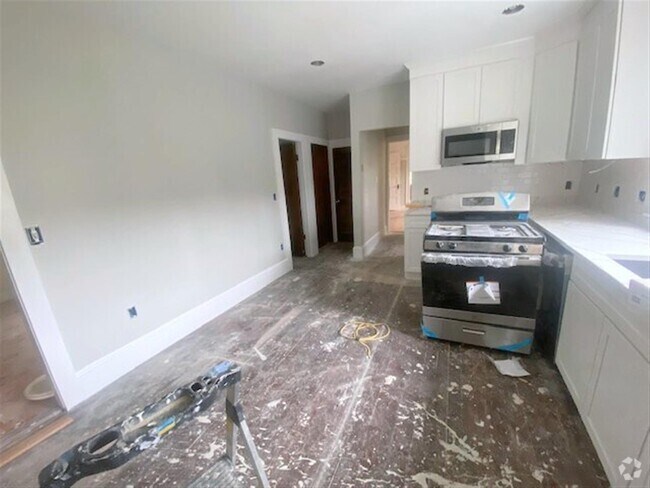 Building Photo - 2 Drummond Pl Unit 2 Rental