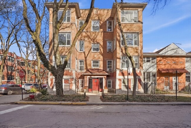 Building Photo - 7657 N Greenview Ave Unit 2