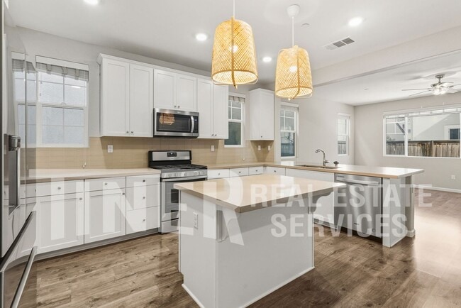 Photo - 3255 Pitkin Way