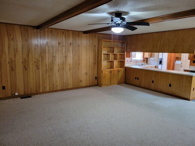 Photo - 912 N Main St