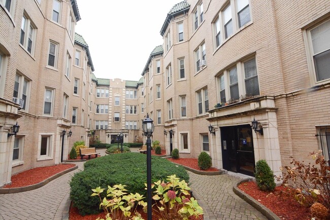 Building Photo - 4327 N Paulina St Unit H05F