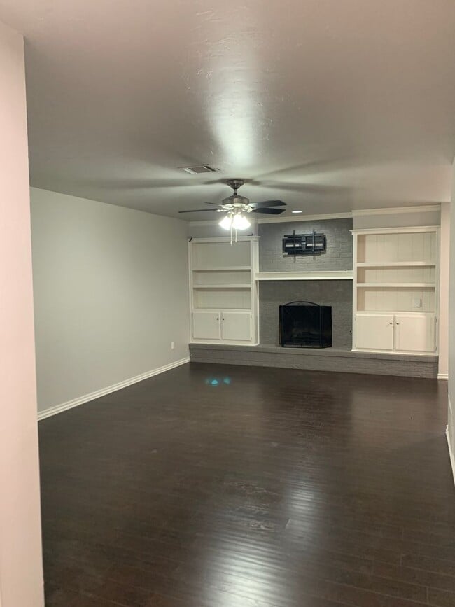 Photo - 517 Post Oak Ln