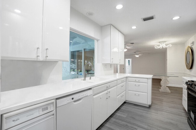 Building Photo - 4755 NE 23rd Ave