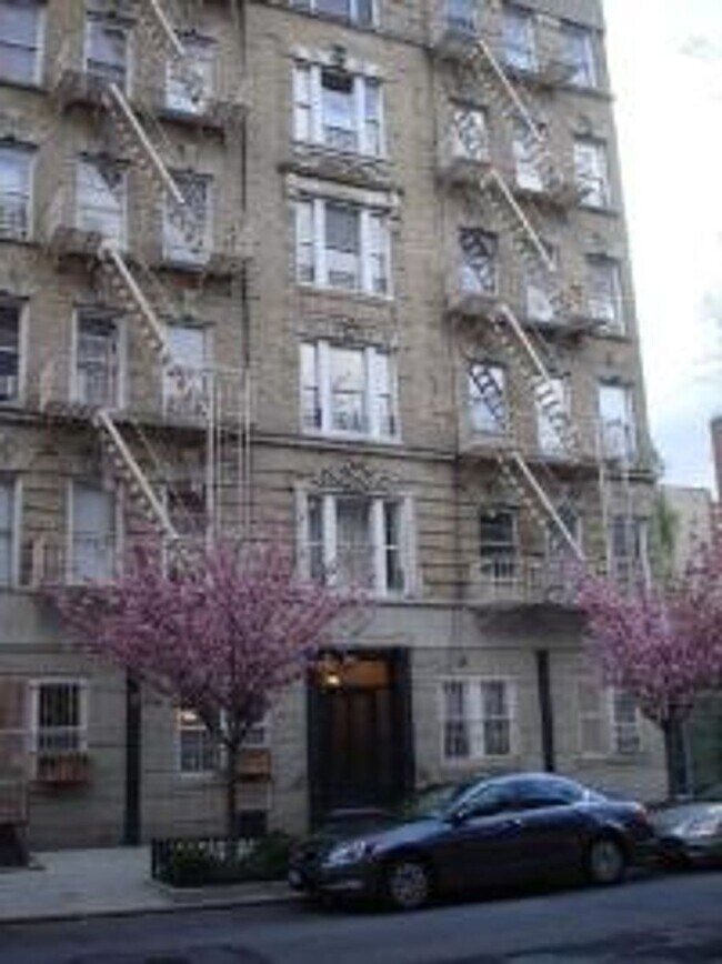 Photo - 317 E 3rd St