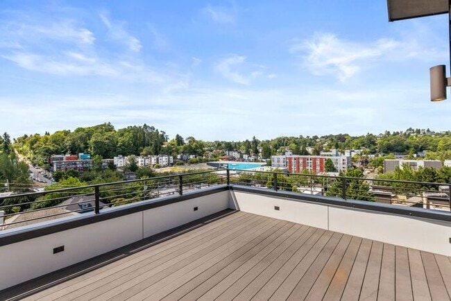 Photo - Stunning Columbia City Townhome w/ Views and AC (1st Month Free)