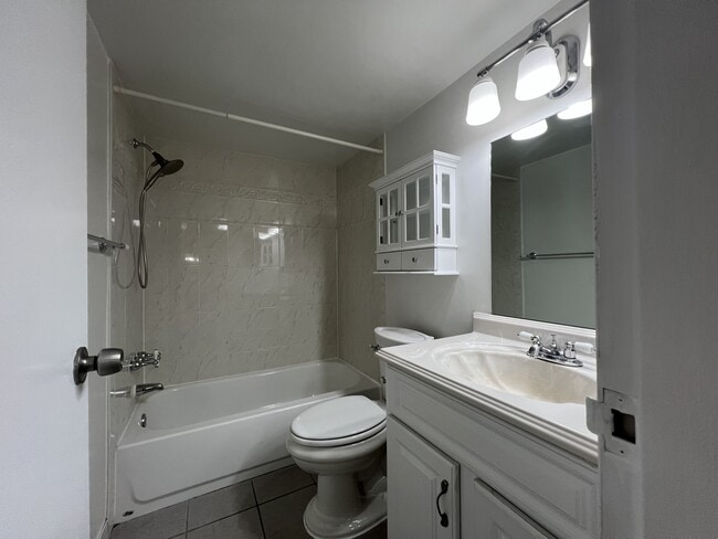 Photo - 6001 Arlington Blvd Unit 305