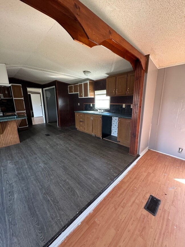 Photo - Country living with spacious front and backyard - 3 beds/ 2bath available now