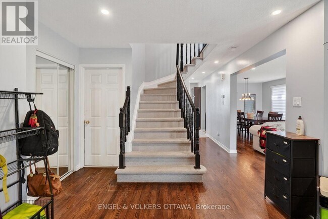Photo - 1033 Como Crescent