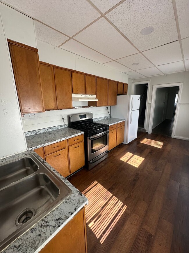 Photo - 3bd 1 bath with fenced in yard!
