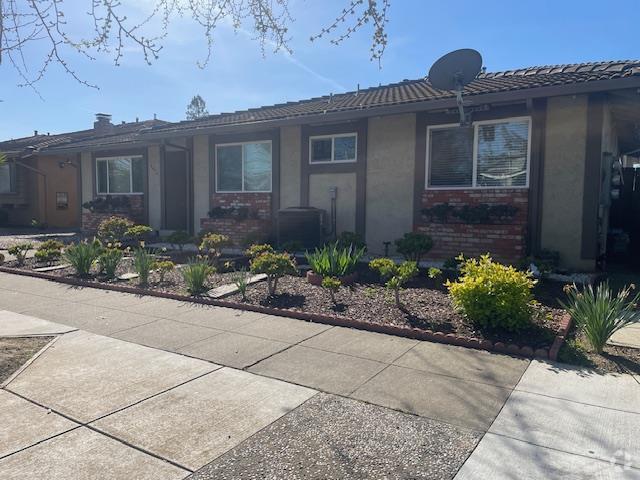 Building Photo - 4416 Moorpark Ave Rental