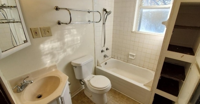 Bathroom - 1031 Lockman Ave Unit 2