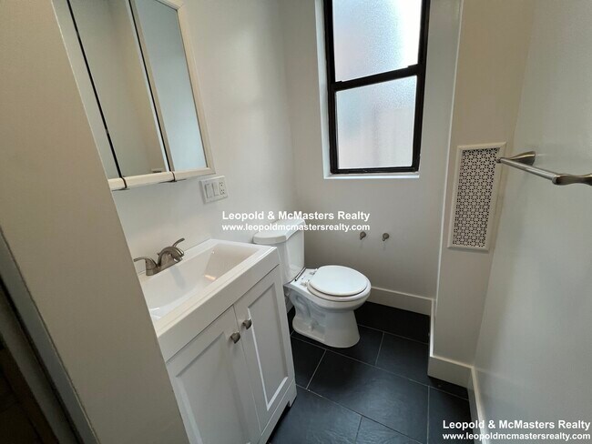 Photo - 70 Peterborough St