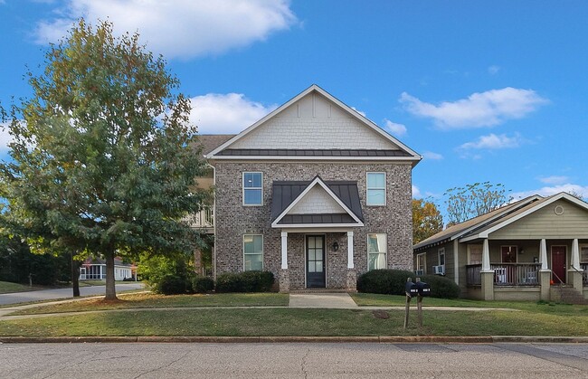 Building Photo - Spacious 3 Bedroom 3.5 Bath Available Fall...