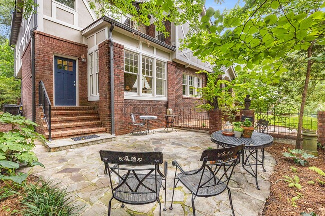 Photo - 2417 Glenwood Dr NE Unidad B