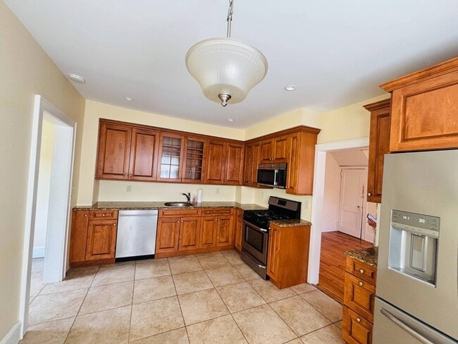Building Photo - 131 Berry Hill Rd Rental
