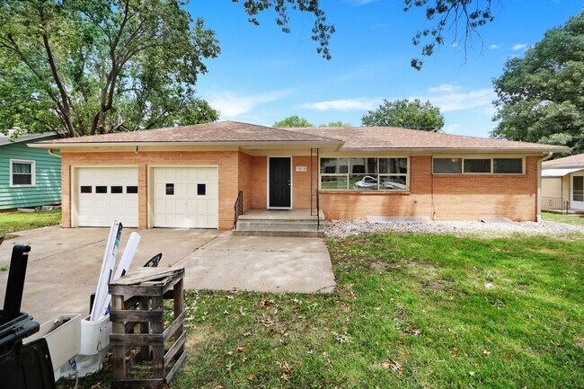Photo - Don't Fuss with the Bus -5 Bed - 3 Bath - ...