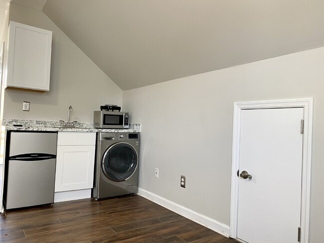 Bluffton Park Garage Apartment For Rent!