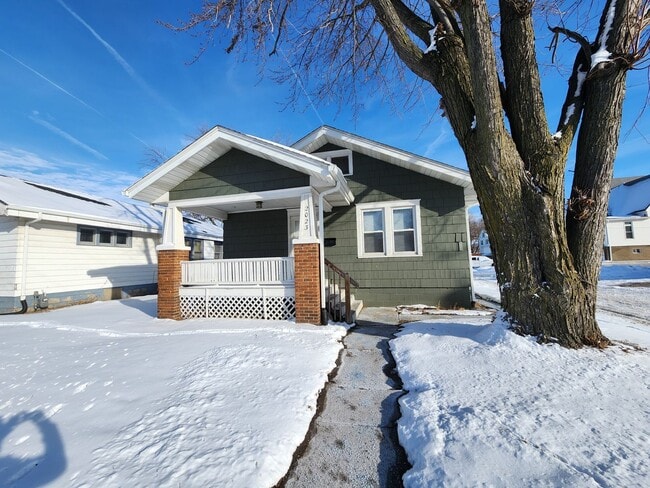 Building Photo - Great House in Rock Island  2 Bedroom