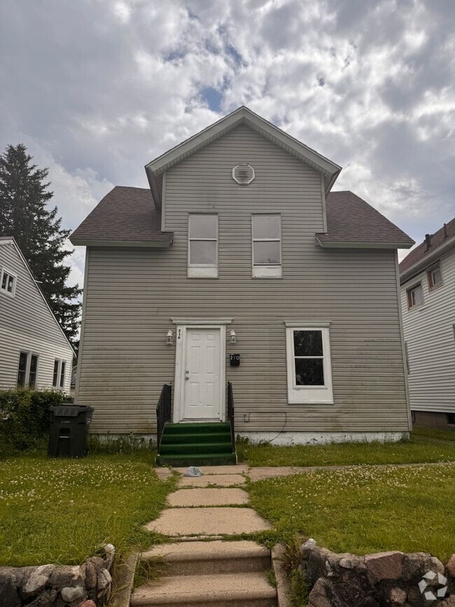 Building Photo - Large 4 bedroom Home