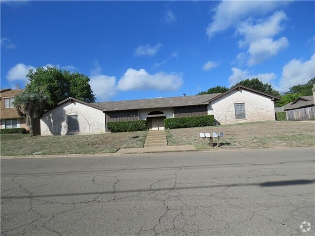 Building Photo - 1104 Woodland W Dr Unit 4 Rental