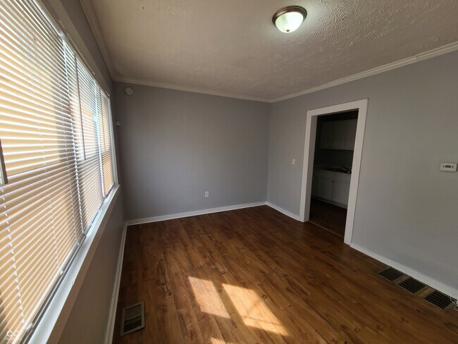 Photo - 145 W 35th St