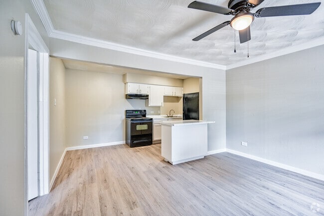1BR, 1 BA - 497SF - Kitchen