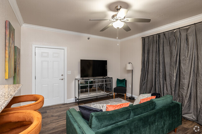 2 habitaciones, 2 baños - 1022 pies cuadrados - Sala de estar - The Pointe at Conway