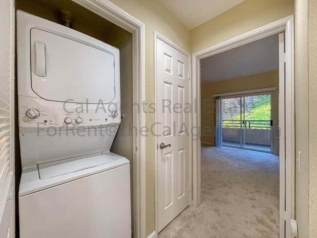 Photo - 260 Caldecott Ln