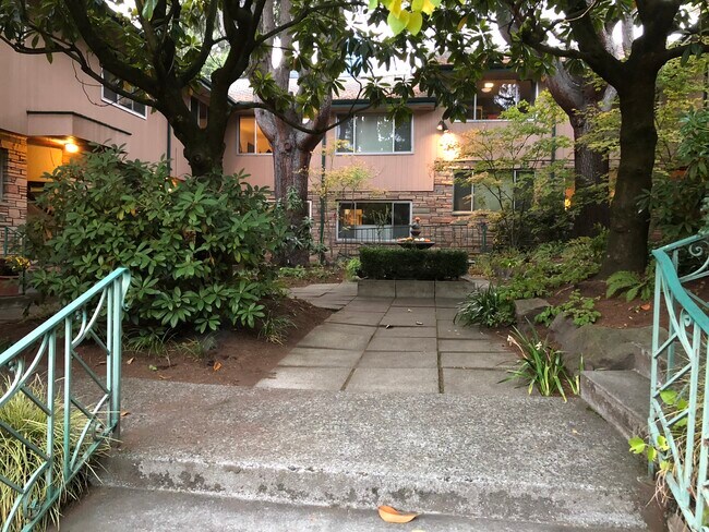 711 3rd Ave W Unit Roycrest